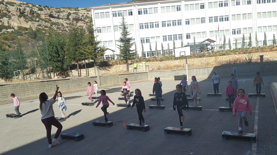 Okulumuz 4-A sınıfı beden eğitimi dersinde Zeynep Bozcu öğretmenimizle step-aerobik çalışmalarına başlamıştır.